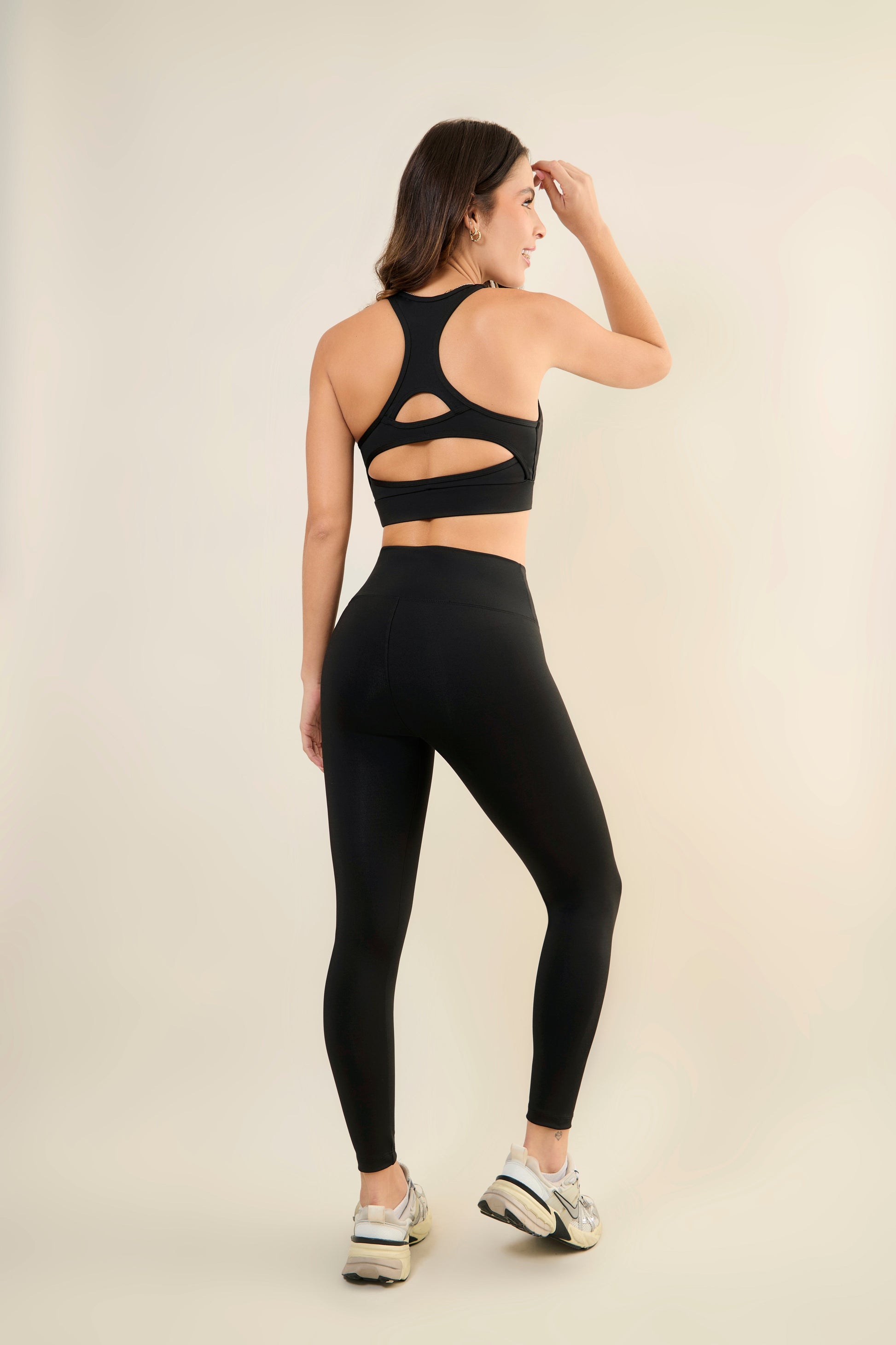 12770988-78b7-409a-bd39-6cd9cfc96927/TopVenus_Negro_2.jpg